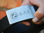 Подарунковий ремінь чоловічий з іменним гравіюванням чорний автомат з натуральної шкіри 120-125 см - Зображення 4